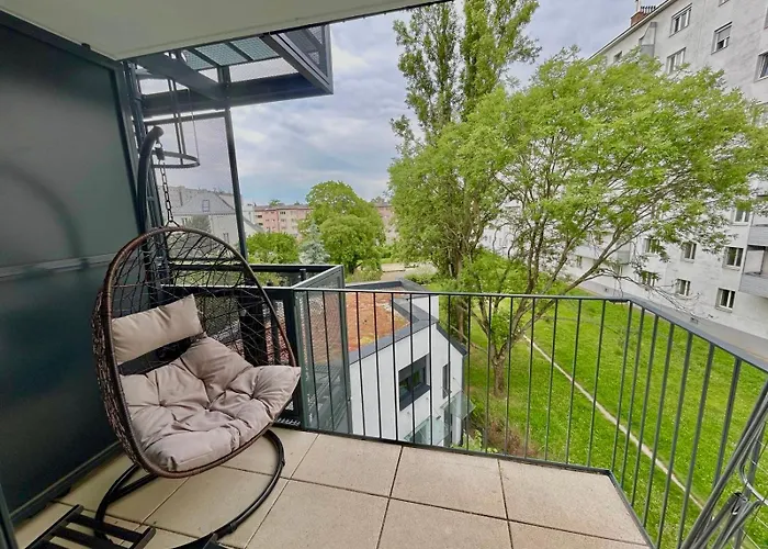 Modern Danube With Balcony & Free Parking דירה *