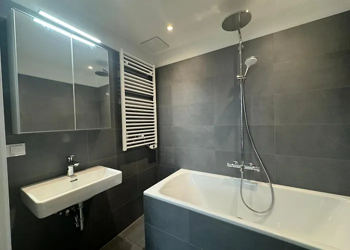 Modern Danube With Balcony & Free Parking דירה *