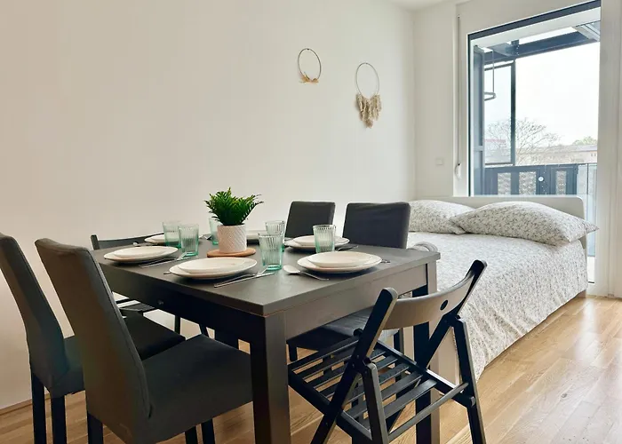 Modern Danube With Balcony & Free Parking *