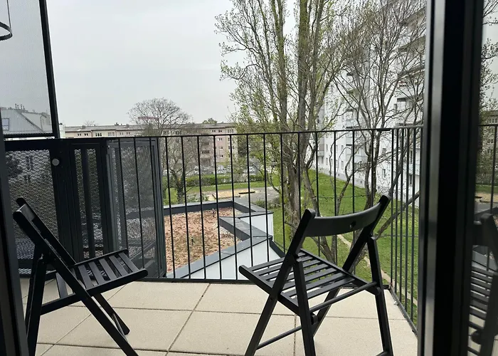 Modern Danube With Balcony & Free Parking דירה
