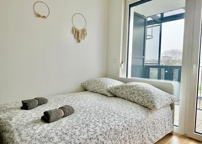 Modern Danube With Balcony & Free Parking דירה