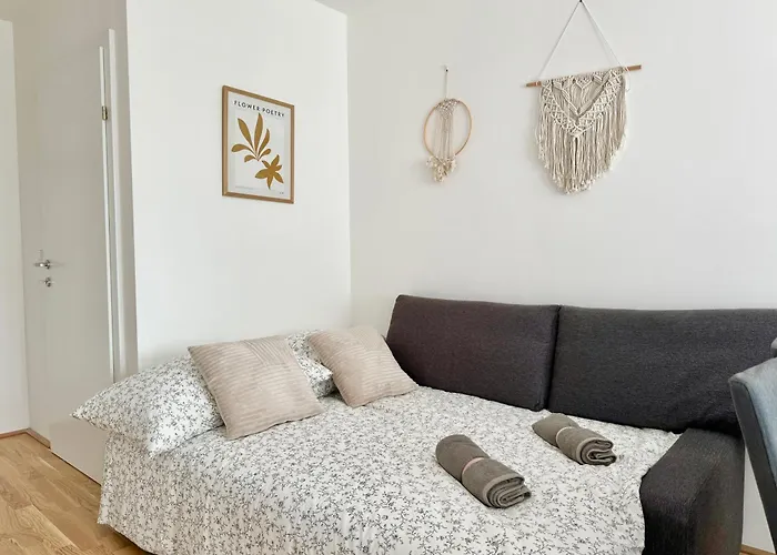 Modern Danube With Balcony & Free Parking דירה וינה